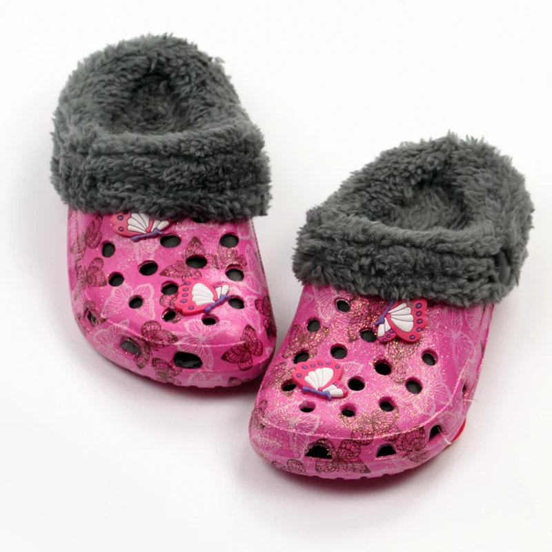 Зимние башмаки для девочек; теплая меховая Детская домашняя обувь; домашние тапочки с дырками; утепленные хлопковые тапочки для девочек; броши в виде бабочек - Цвет: Pink