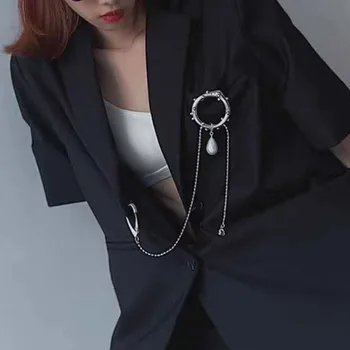 

HUANZHI 2020 NEW Hip Hop Geometry Circle Tassel Chain Pearl Pendant Brooch for Women Man Couple Overcoat Accessories Jewelry