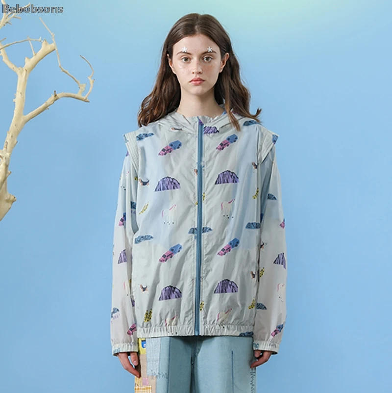 Женская тонкая куртка с капюшоном свободная на белой основе графическим принтом