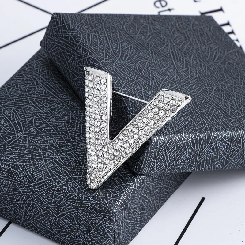 Fashion V Coat Pins Full Rhinestone Brooch значки Shirt Bag Lapel Badge Wholesale Enamel Pin Jewelry Gift