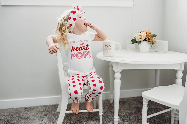 Футболка с надписью «You Make My Heart» для девочек на День святого Валентина футболка с надписью «You Make My Heart Popcorn Vday», футболки для девочек день любви