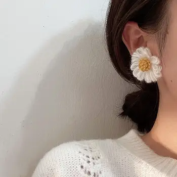

Bohemian Holiday Party Statement pendientes Yellow White Temperament Big Soft knitted Daisy Flower Clip on Earrings For Women