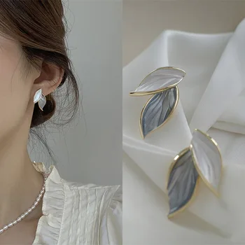 Nowy koreański przyjazd Metal Trendy świeży piękny słodki szary liść stadniny kolczyki dla kobiet moda biżuteria tanie i dobre opinie Ze stopu cynku CN (pochodzenie) Kolczyki-sztyfty GEOMETRIC Kobiety WOMEN #39 S FASHION Wypychane