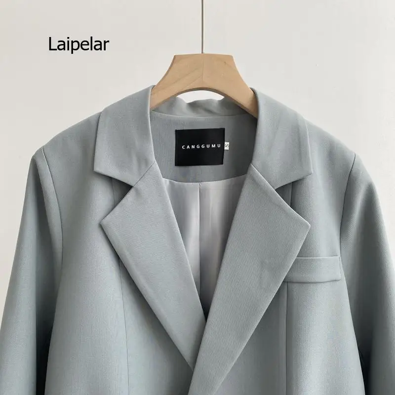 Рисунок 6 - Женская двубортная куртка с карманами