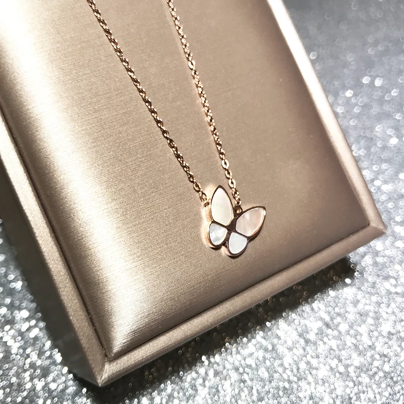 Ожерелье YUN RUO из розового золота с натуральной ракушкой и бабочкой женское