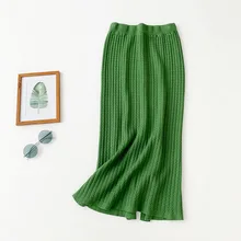 Новинка года; сезон осень-зима; жаккардовая трикотажная юбка средней длины; юбка с разрезом на бедрах; шерстяная юбка в полоску;