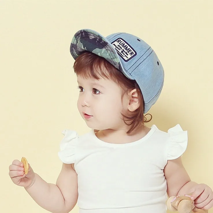 детские панамы для малышей. малыш в кепке. мальчик в кепке. ребенок в кепке. кепка mlb new york золотистая.