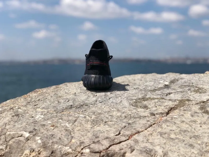 Черные и красные кроссовки с принтом «Адидас» Yeezy 350 2