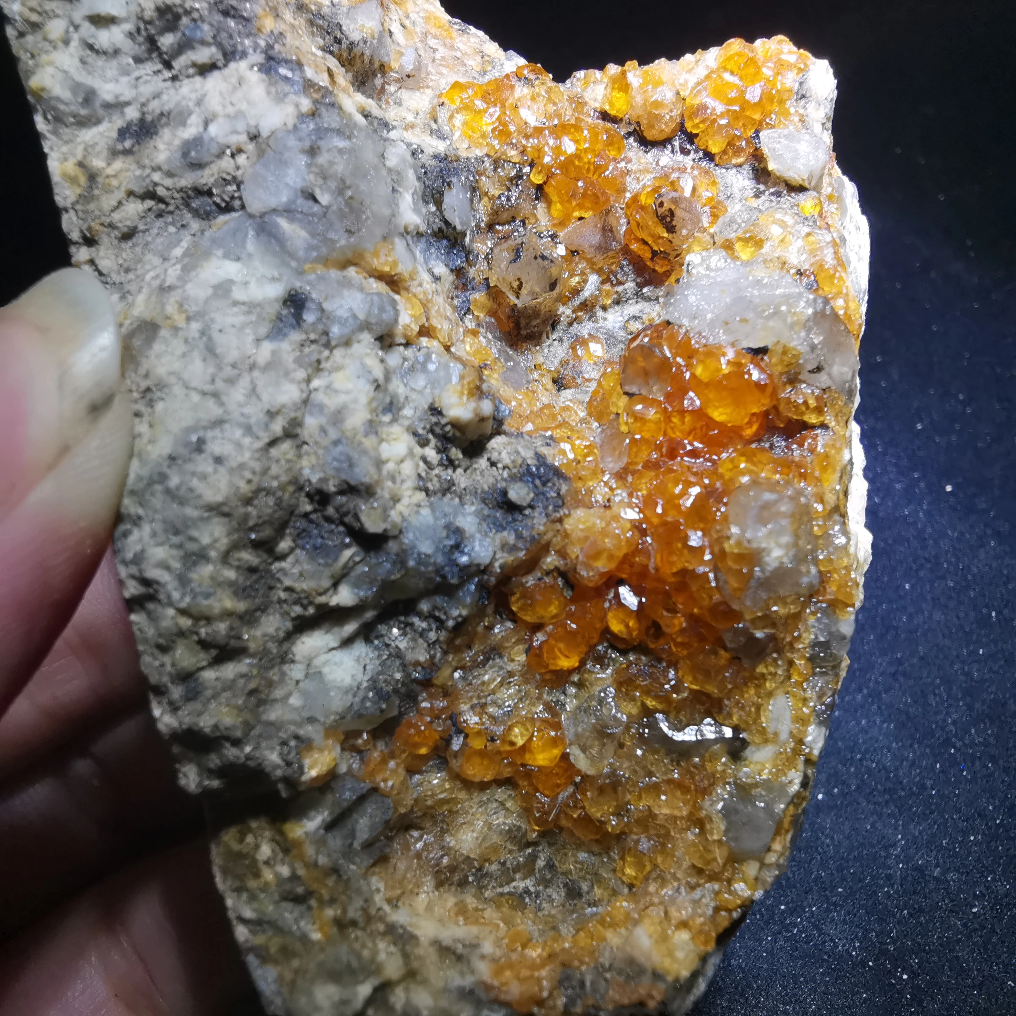 228 5 г. Редкий натуральный гранат кристалл Шестиугольная точка feldspar слюда латунь