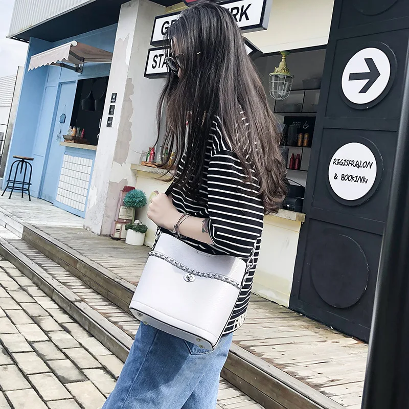 

The New Wave of 2019 Spring Korean Women's Reflective Fabric Slung Bucket Bag Fashion Portable Shoulder Bag