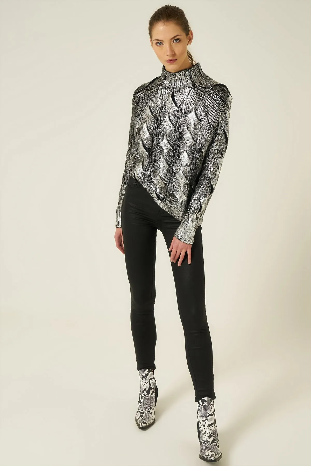

Printed Hair Weave Half Turtleneck Sweater Sweater