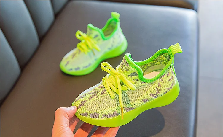 Fly Knit светящаяся детская обувь; Новинка; сетчатая дышащая обувь для мальчиков и девочек; повседневная обувь для бега; кроссовки для девочек