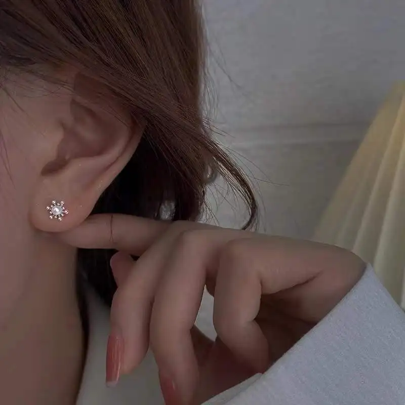 WOOZU 성명 황금 암술 쉘 진주 여성을위한 작은 스터드 귀걸이 로맨틱 한국어 꽃 보석 선물