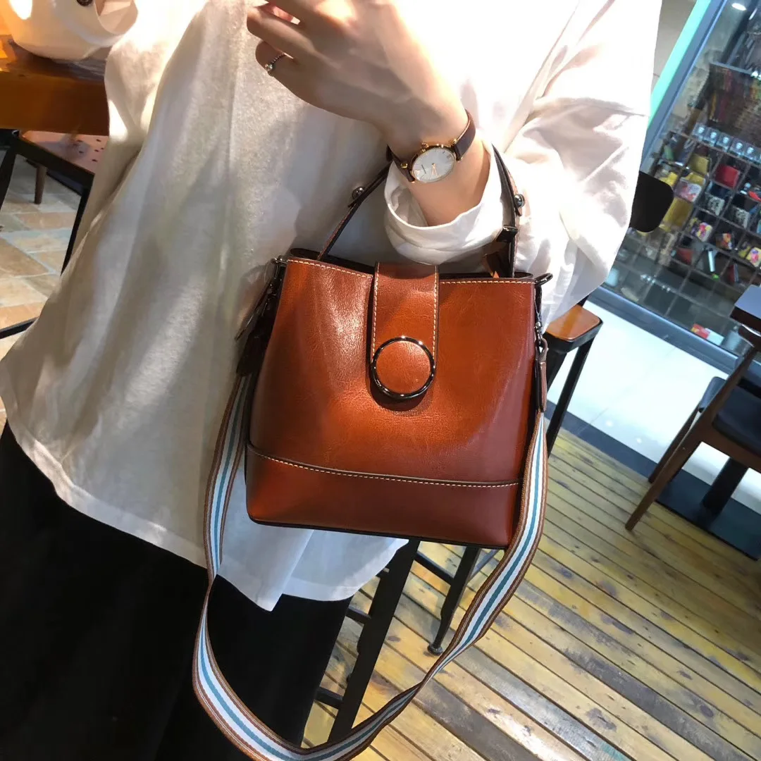 

Bucket Bag Women's 2019 Ozhouzhan New Style Fashion Oil Wax Leather Handbag Versatile Casual Broadband Crossbody Bag