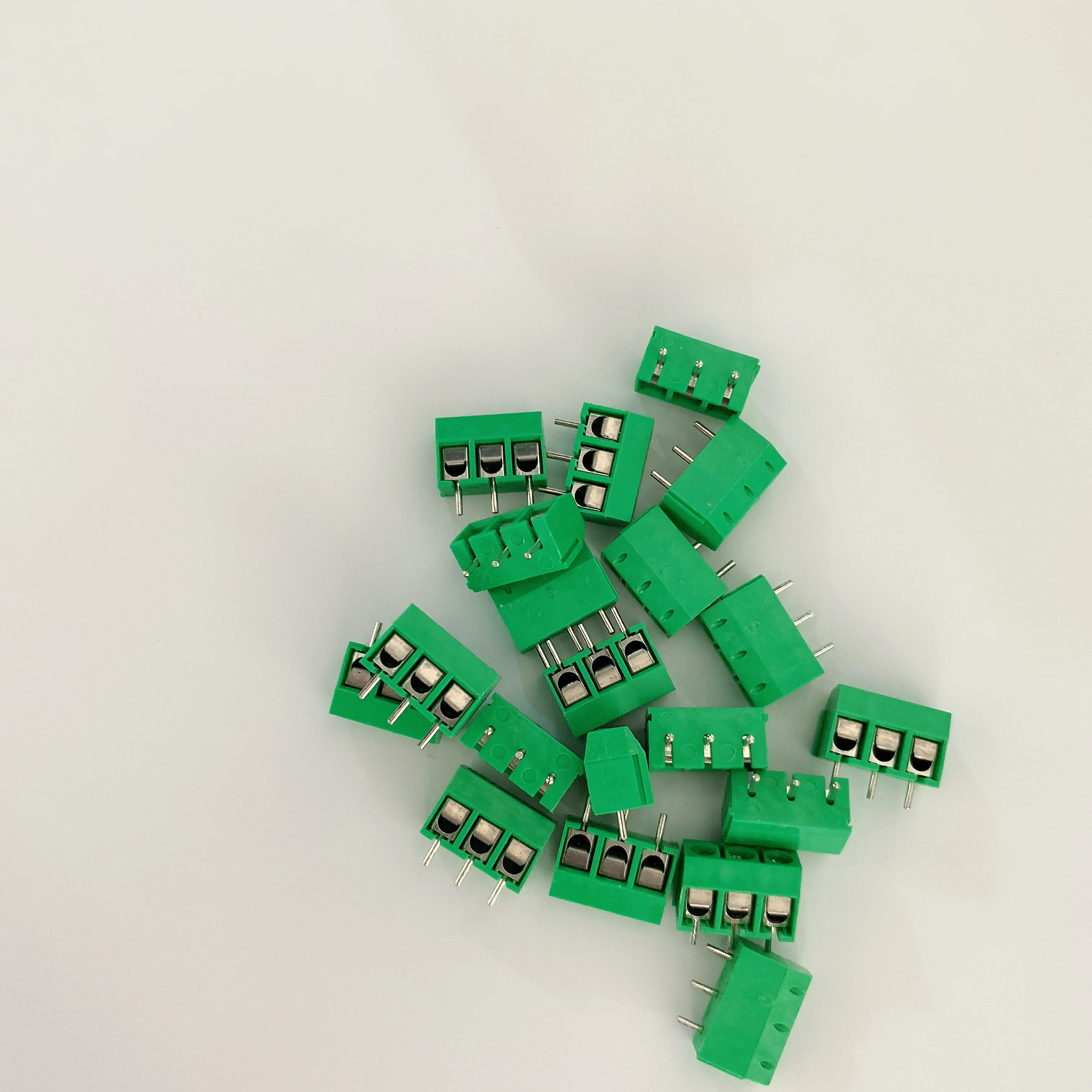 500 шт./лот KF301-3P наконечник для сращивания винтового типа PCB интервал 5,0 терминал, терминал медная лапка для четырехцветной KF301, красный, зеленый, черный, синий