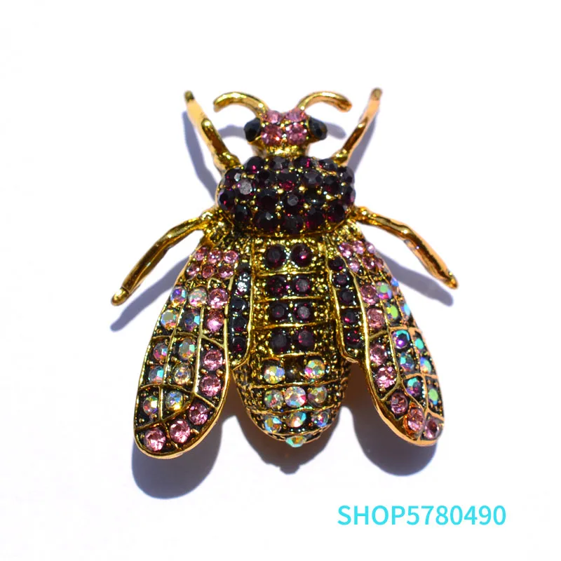 Broche vintage de metal dorado con perlas de bisutería y strass – La
