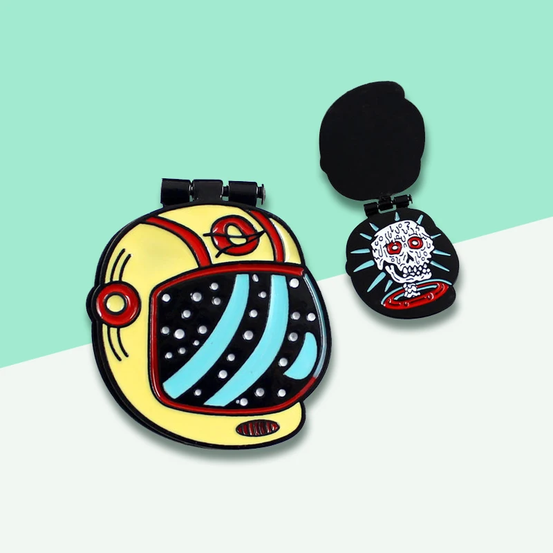 

Foldable Flipping Halloween Brooch Space Astronaut Helmet Cap Thrilling Ghost April Fool's Day Gift Friends Birthday Accessories