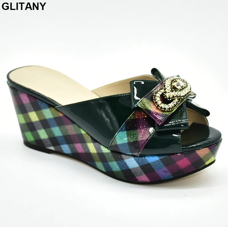 Новейшая обувь с подошвой из ПУ на танкетке женские туфли высоком каблуке