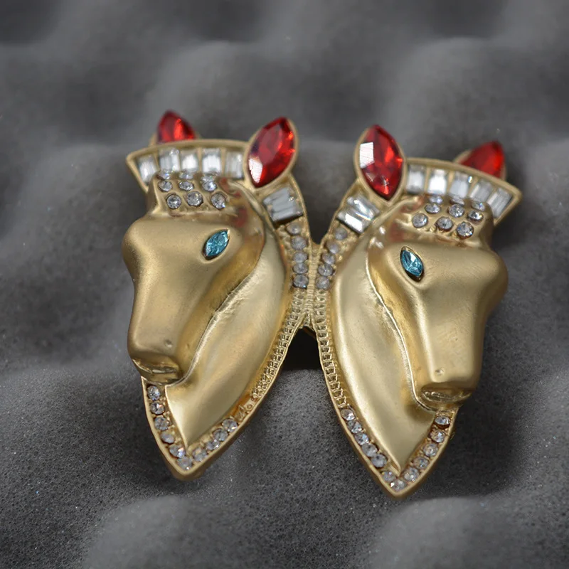 

2019 Ms. European and American retro double horse head crystal brooch pin accessories suit gift