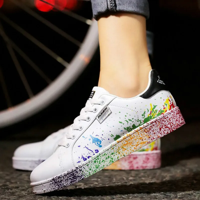 Осенние женские кроссовки на плоской подошве со шнуровкой; Разноцветные Женские туфли из искусственной кожи на платформе с граффити; модная женская обувь для прогулок; Вулканизированная обувь; Новинка