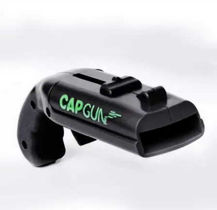 Portable Cap Gun Creative Flying Cap Launcher Bottle Beer Opener Bar Tool Drink Opening Gun Shaped Bottle Lids Shooter - Цвет: black