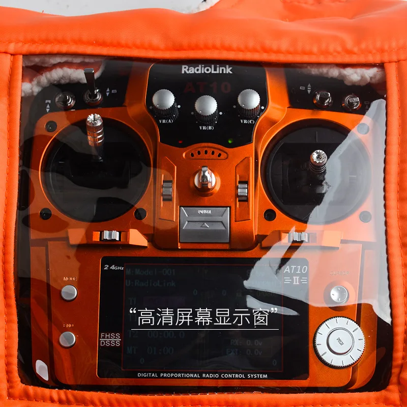 Gants chauffants pour télécommande FPV rangés, prêts à protéger les mains du froid lors des sessions de vol hivernales.