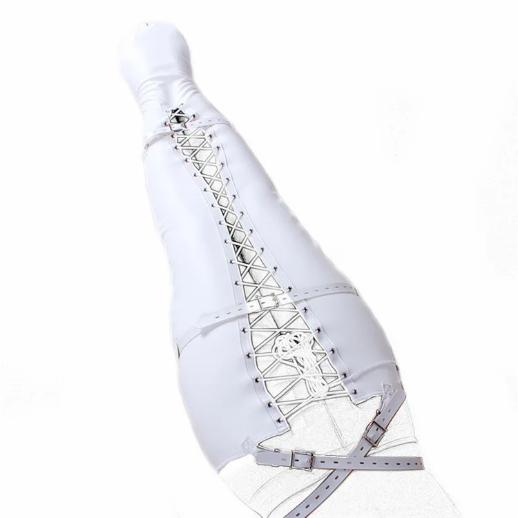 Massajchi qizni qollari bilan orgazmga olib keladi.