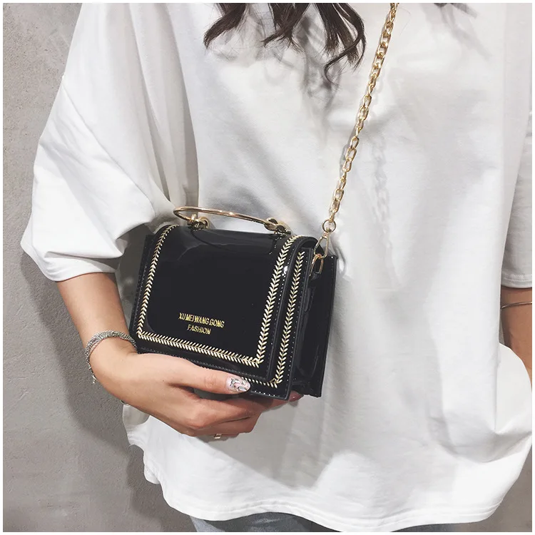 

Advanced feeling patent leather sewing thread Korean version of the portable small square bag casual bag 2019 super fire tempera