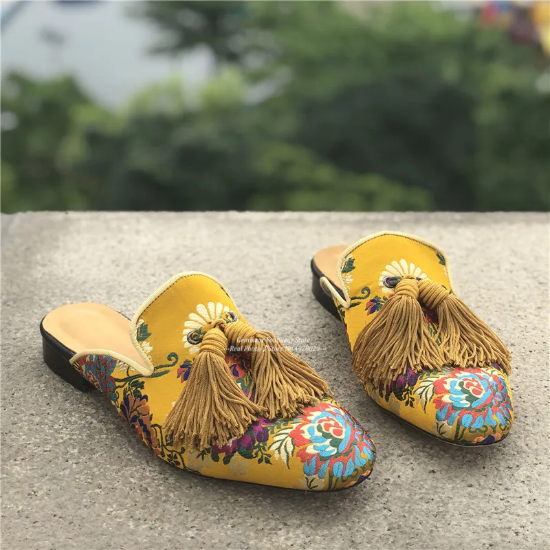 Модные мужские туфли с круглым носком, украшенные бахромой; вечерние туфли на плоской подошве; шикарные роскошные мужские тапочки из желтого атласа с цветочным узором; размеры 39-46