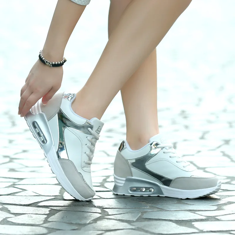 Зимние женские кроссовки; модная женская повседневная обувь на платформе; визуально увеличивающие рост кроссовки из искусственной кожи; цвет белый, черный; женская обувь