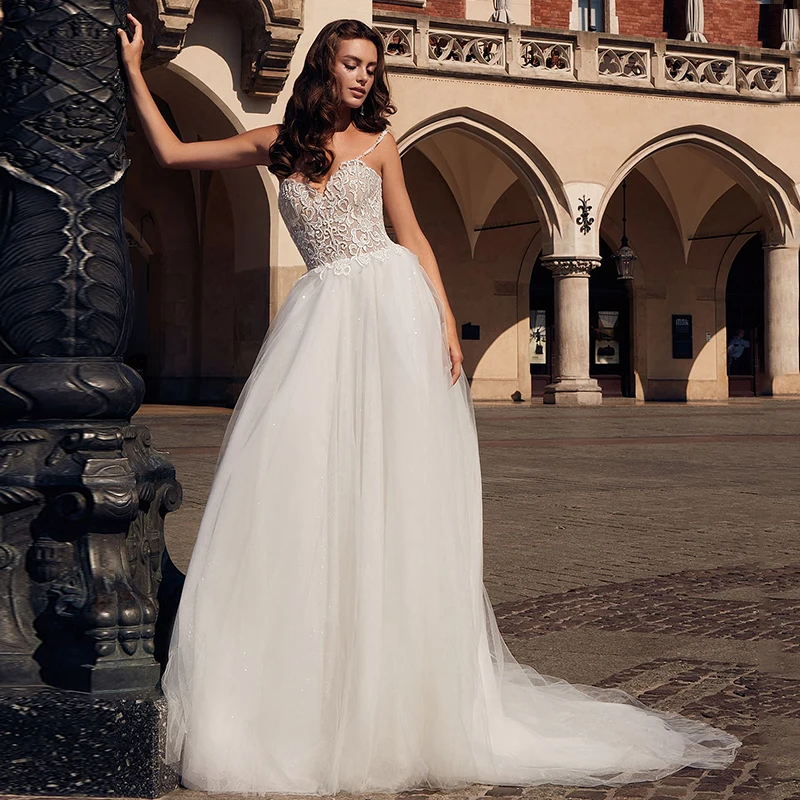 

Sexy Spaghetti Straps A-line Wedding Gowns 2020 Charming Backless Court Train Appliques V-neck Tulle Bridal Dress