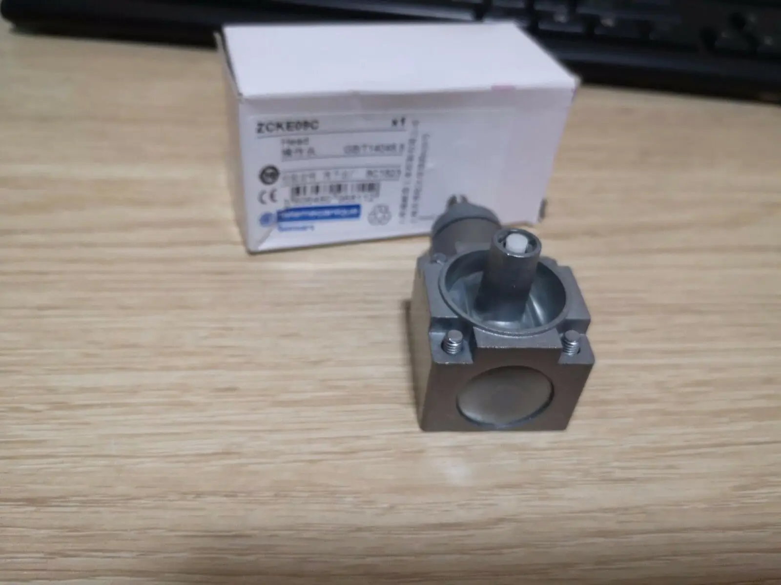 1 шт. новый концевой выключатель Schneider ZCK-E09C ZCKE09C в коробке бесплатная доставка |