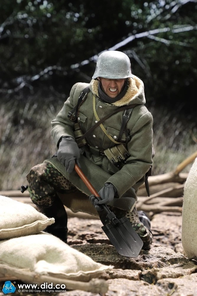 DID-D80131-1-6-WWII-SS-German-Soldier-Action-Figure-Empire-Armored-Division-MG42-Machine-Gunner(1)