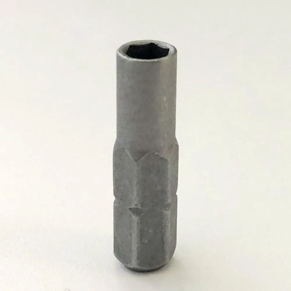 Adaptateur porte-embout micro 1/4" pour tournevis de précision, outil d'entretien, posé sur une surface de travail avec des vis.