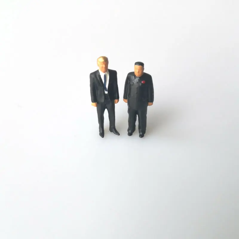 Коллекция 1/87 года миниатюрные фигурки Трампа и Н. Кореи стол со поездом песком