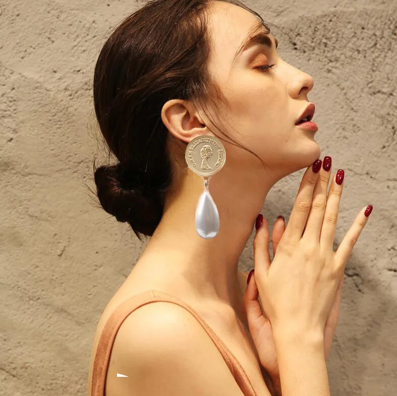 

2019 New Pearl Earrings For Women Gold Color Round Geometric Drop Pearl Shell Earrings Big nameLadies Fashion Jewelry oorbellen