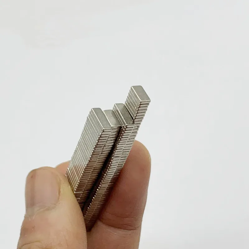 BTLIN Aimants Carrés Mini, Petite Aimants Néodyme Puissants Pour Réfrigérateur, Tableau Blanc, Bureau, DIY, 5 X 5 X 2 Mm 100PCS