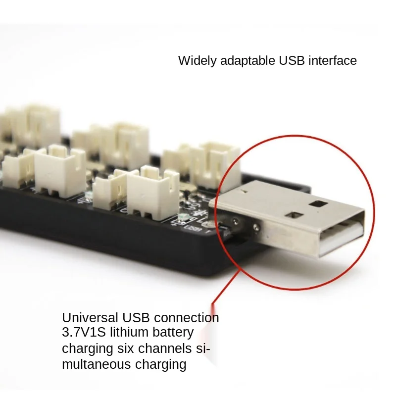 Vue détaillée du chargeur LiPo 1S montrant les ports de charge et les câbles