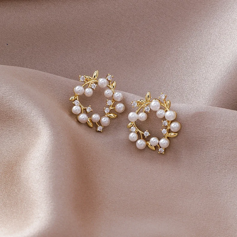 

Korea New Elegant Shining Cubic Simulated Pearl Wreath Stud Earrings For Women Fashion Jewelry Party Pendientes Femme Brincos