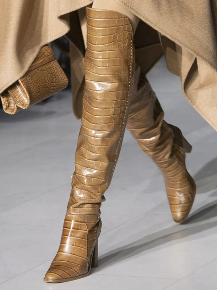 Роскошные кожаные сапоги выше колена; женские пикантные сапоги до бедра на не сужающемся книзу массивном каблуке с круглым носком; зимняя обувь на молнии; женская дизайнерская обувь для подиума