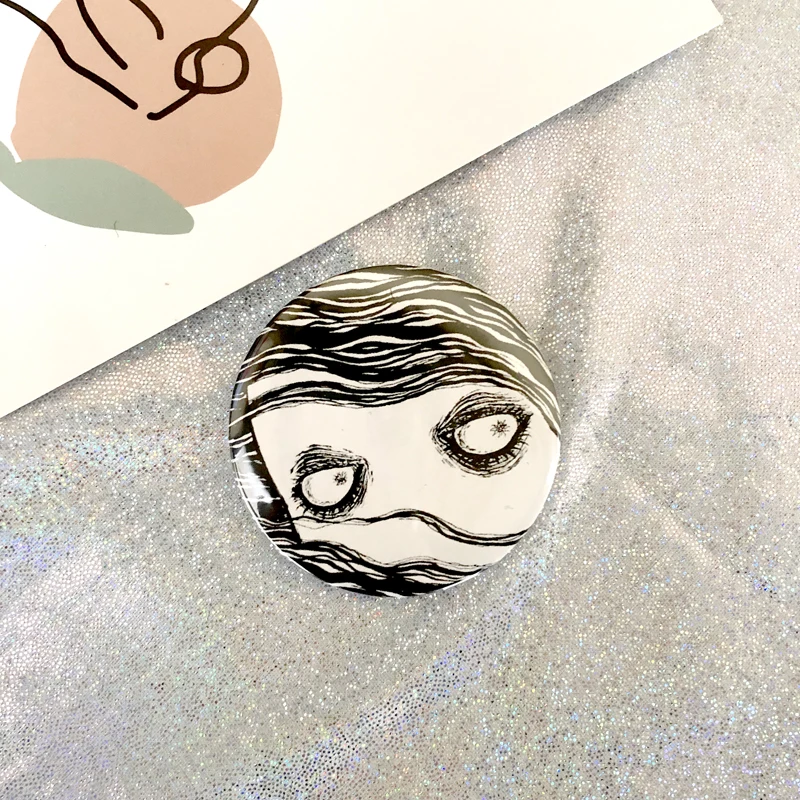 Ужасный Пикассо Стиль Pin Vortex Uzumaki Junji Ito Tomie ужас Goru Eyeball Манга Аниме Япония японская эмалированная булавка значок - Цвет: Бежевый