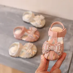 Zapatos de primavera para primeros pasos para bebé, sandalias de moda de PU con perlas rosas suaves y lazo Chic para niña, novedad de verano 2021