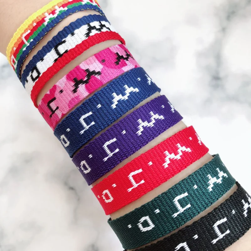 Joven Lanza Pulsera Digital Que Comparte Un Versículo Bíblico Para Cada Ocasión