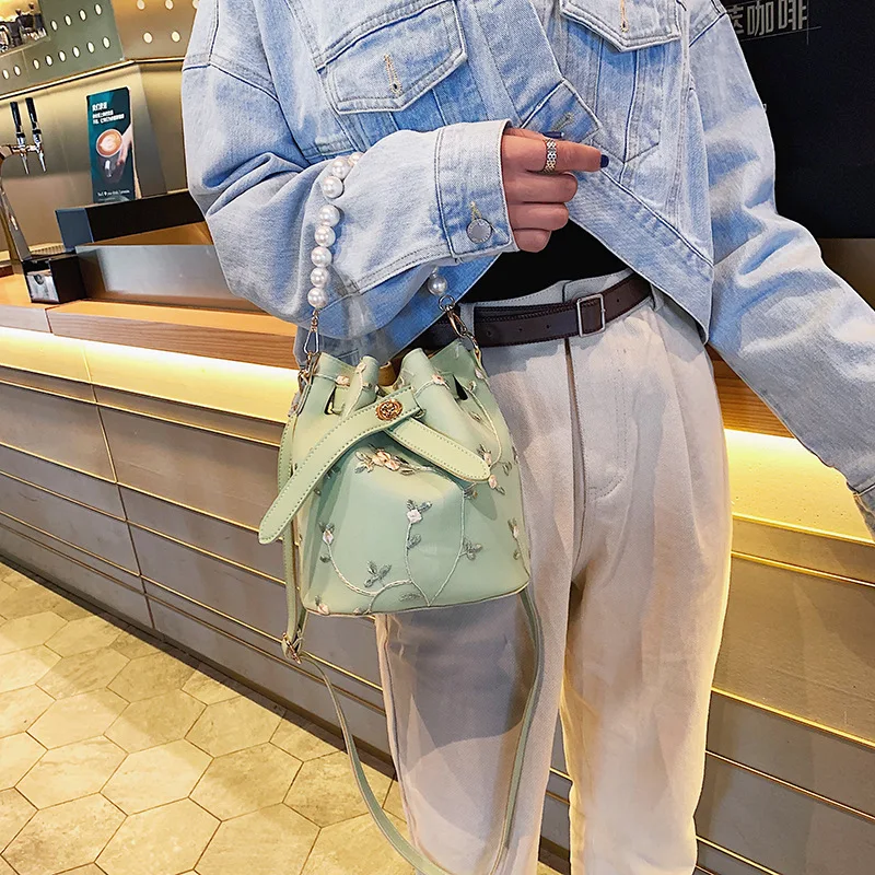 

Sweet and lovely Pearl portable small bag women 2019 new Korean Joker Messenger bag lace bucket bag