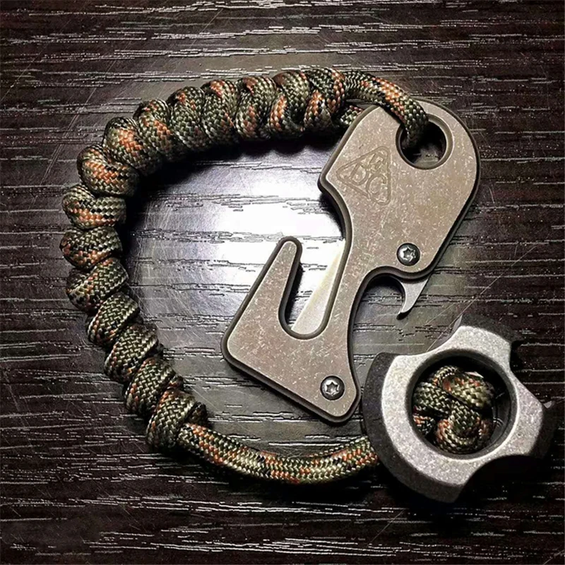 

Fashion Two in one Cutting Rope Knife Cutting Seat Belt EDC Emergency Survival Titanium Alloy Pendant VG10 blade for Male gofts