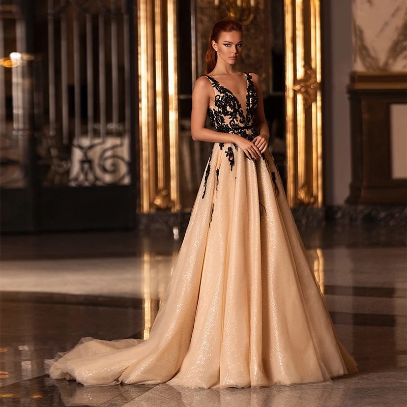 

2020 Spring V Neck Sleeveless Chamapgne Mother of the Bride Evening Dress Long Gown with Black Appliques