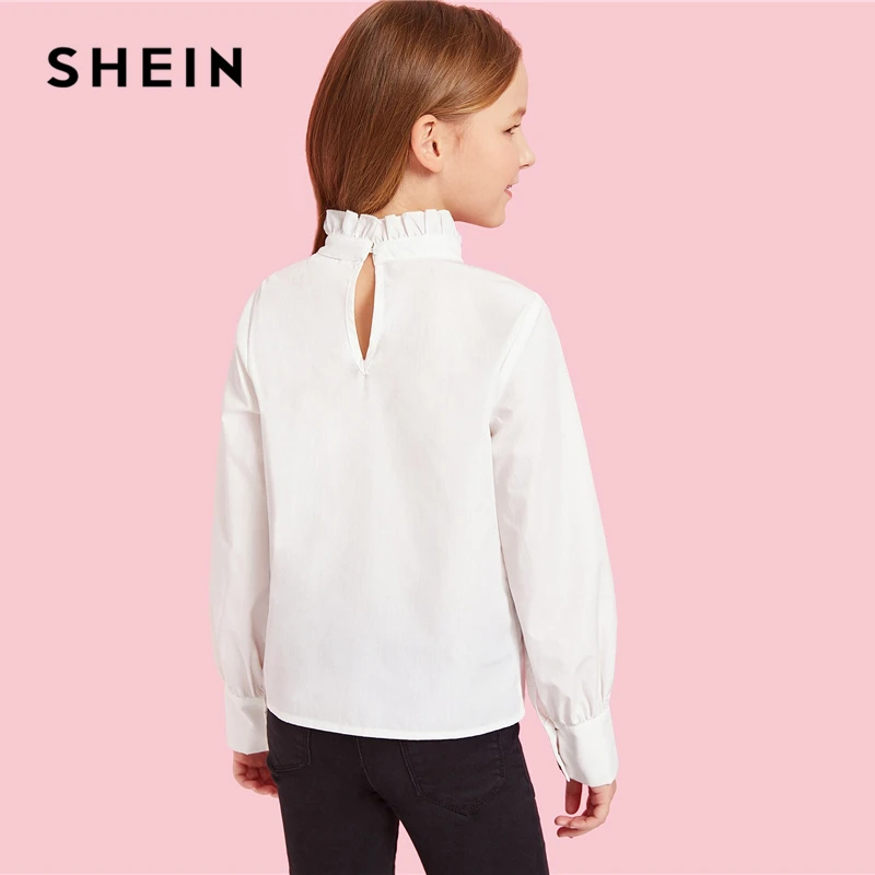 SHEIN Kiddie/белая милая блузка с воротником-стойкой и оборкой для девочек г., осенняя Повседневная Блузка с длинными рукавами и пуговицами спереди для подростков Топы