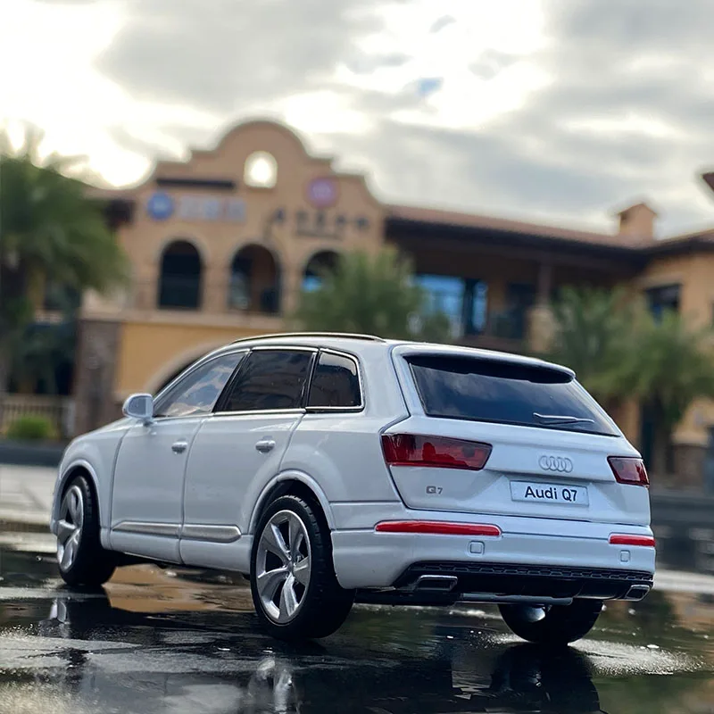 1:32 AUDI Q7 SUV Alloy Car Model Diecast & Toy Vehicles Metal Car Model Simulation Collection Sound and Light Childrens Toy Gift 5