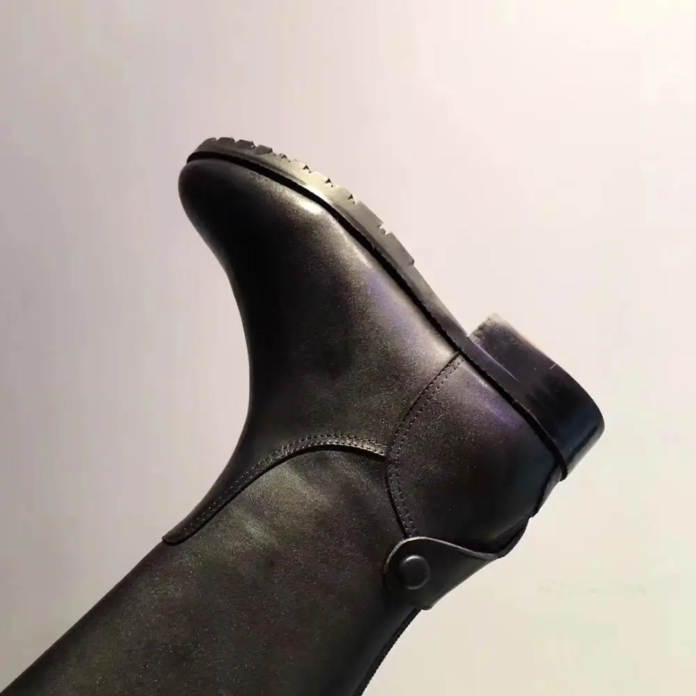 Дизайнерские высокие сапоги из натуральной кожи; пикантные Женские ботинки в байкерском стиле; сапоги до колена на плоской подошве с ремешком и металлическим замком акулы