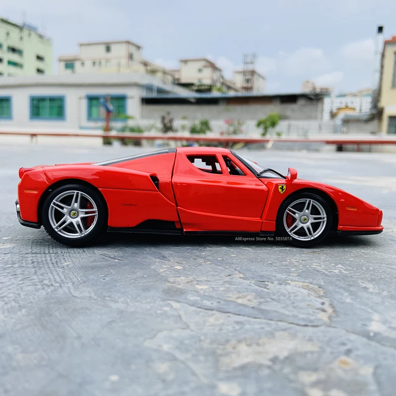 Bburago 1:24 коллекция Ferrari Enzo от производителя Авторизованная модель автомобиля из